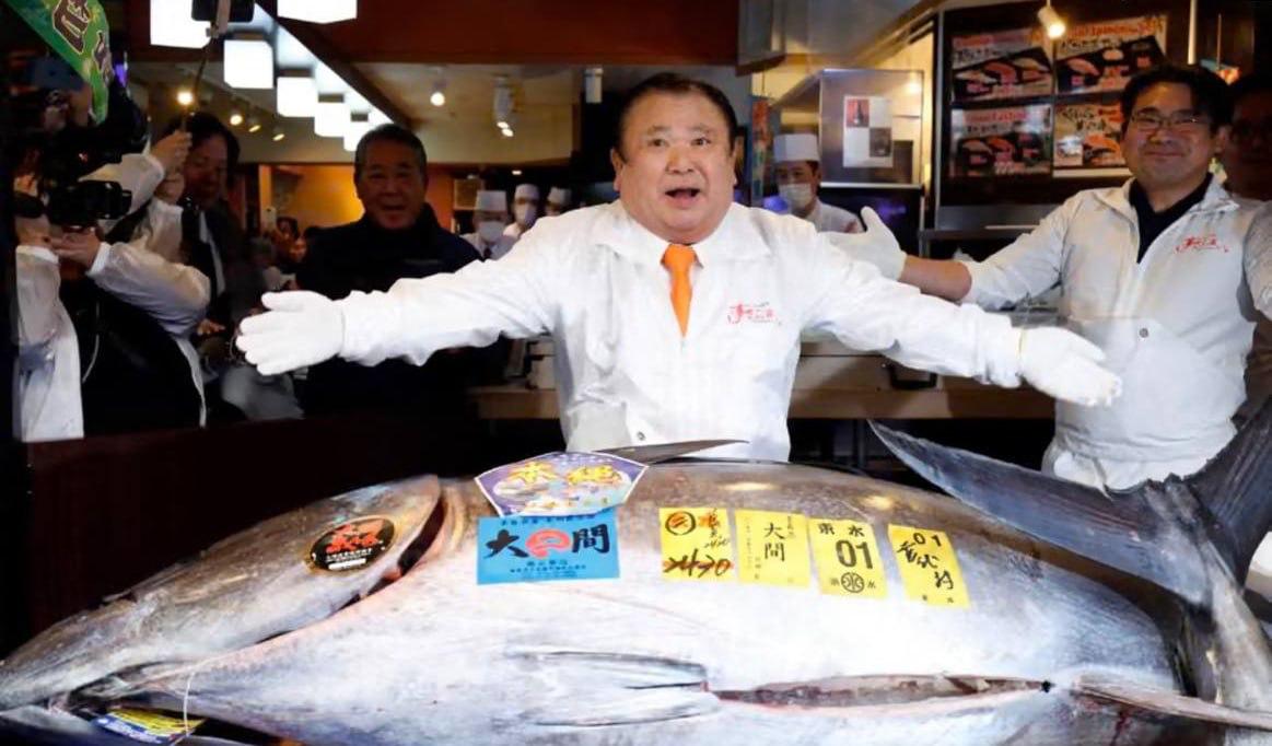 В Японии на аукционе продали тушу тунца по цене десяти пятикомнатных квартир в центре Петербурга Владелец сети суши ресторанов заплатил 255 млн рублей за рыбу весом 243 килограмма после чего её сразу разделали и отправили на роллы bezposhady