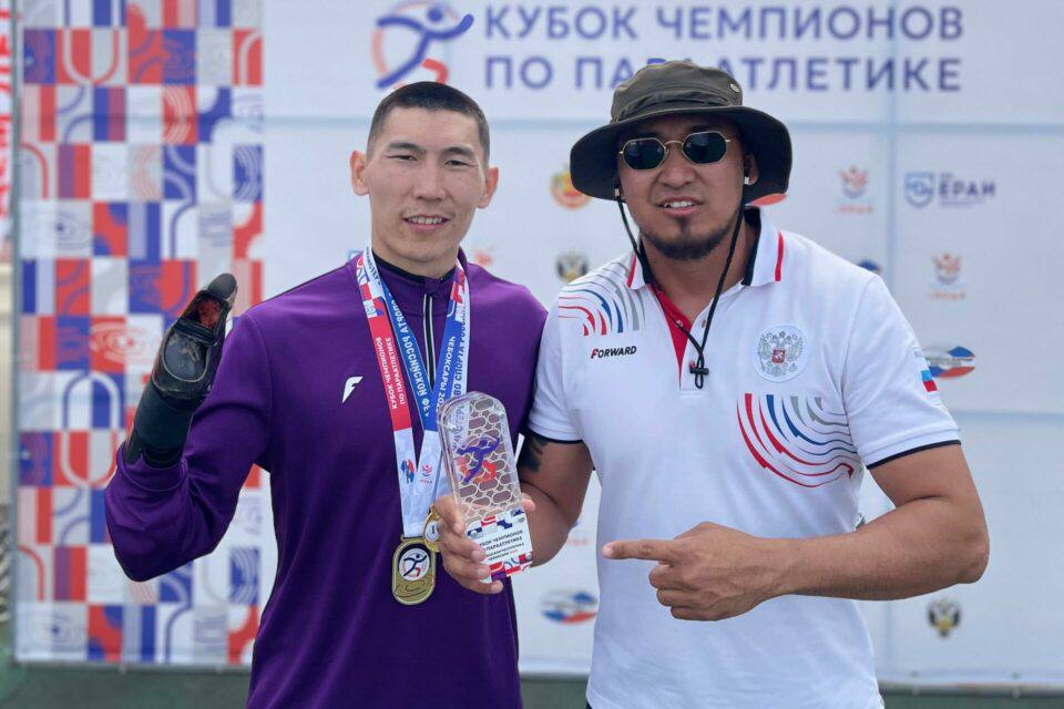 Якутский спортсмен Саргылаан Семёнов взял золото на Кубке чемпионов по параатлетике Трёхкратный чемпион России Саргылаан Семёнов одержал победу в забеге на 100 метров на Кубке чемпионов по параатлетике в Чебоксарах. С результатом 11,45 секунды якутский спортсмен опередил всех соперников, подтвердив свой статус лидера этой дисциплины в стране 26 июня Семёнов выступит ещё в одном виде программы – прыжках в длину. Спортсмен представляет Республиканский центр спортивной подготовки сборных команд Якутии. Фото: ЦСП "Триумф" Новости Якутия Спорт