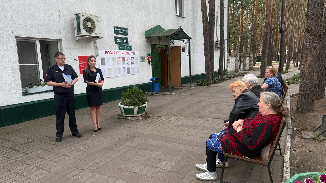 Начальник Западного отдела полиции рассказал гражданам о правилах защиты от действий мошенников Виталий Шаров акцентировал внимание на том, что преступники придумывают десятки способов обмана, но почти все завершаются требованием отправить деньги на «безопасный счет». Таким образом телефонные мошенники вынуждают потерпевших выполнять их требования, обещая, что деньги вскоре вернутся. Главная рекомендация для защиты от финансовых потерь – отказ от общения с посторонними людьми, если речь идет о деньгах. Любую информацию всегда лучше перепроверить и уточнить. Капитан полиции Виталий Шаров порекомендовал постоянно повышать уровень правовых знаний, чтобы всегда быть защищенным от изощренных способов обмана.