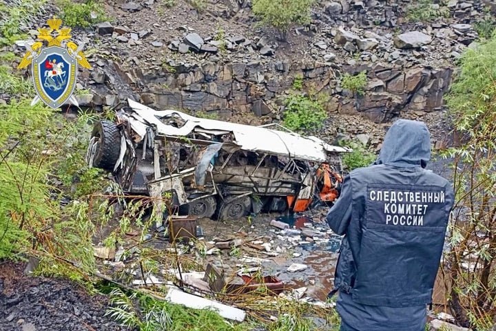 Айсен Николаев посетит Нерюнгри после трагедии на ГОК «Денисовский» В понедельник, 21 июля, глава Якутии Айсен Николаев провел планерное совещание с руководством Правительства и Администрации республики. Началось оно с минуты молчания - в память о погибших в результате ночного ДТП на ГОК «Денисовский», где, по официальным данным, 13 погибших и 20 пострадавших. - На месте работает команда Республиканского центра медицины катастроф. Всем пострадавшим оказывается необходимая помощь. Сегодня вечером вылетаю в Нерюнгринский район, чтобы на месте провести совещание и решить вопросы по обеспечению необходимой помощью семей погибших и пострадавших, - сообщил Айсен Николаев. Он подчеркнул, что оперативное реагирование и поддержка граждан - ключевая задача для всех ведомств региона. Фото: Следком Якутии