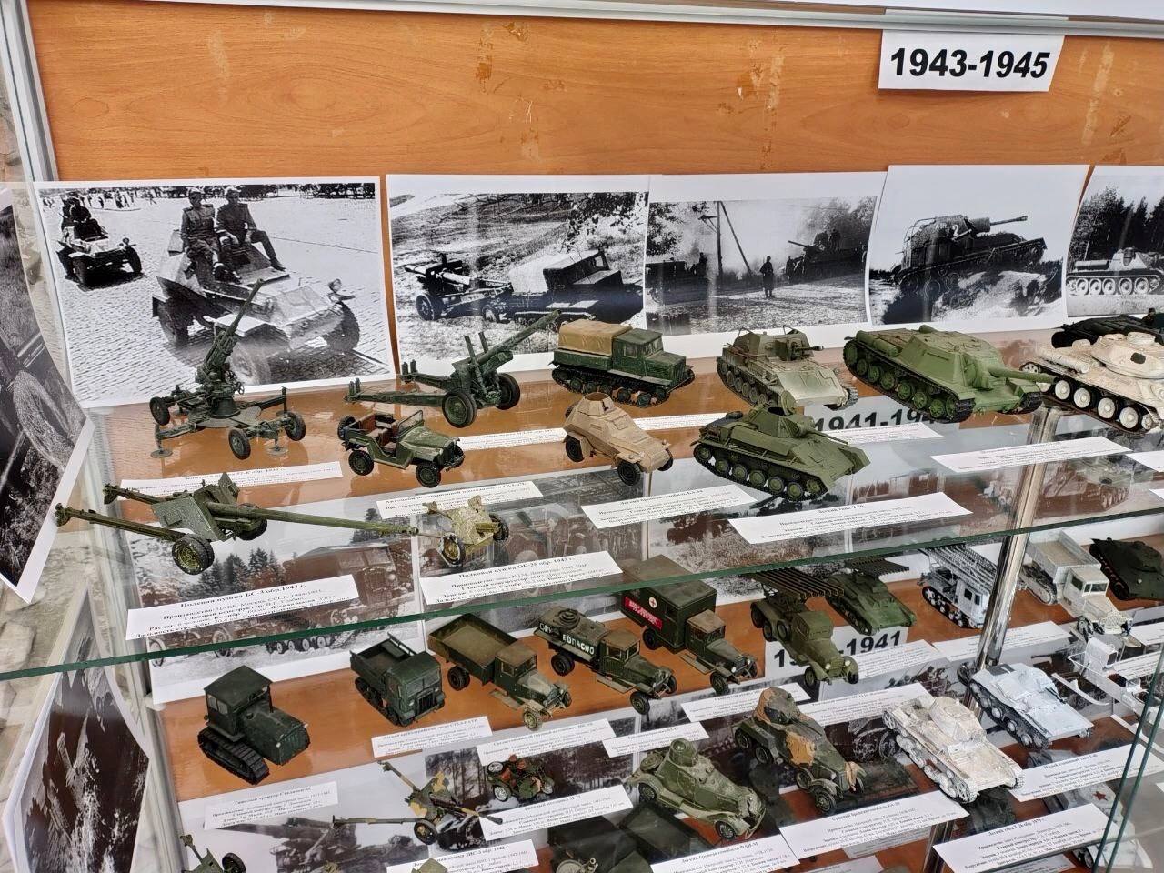 В Уральской консерватории к 80-летию Победы показывают модели советской военной техники. Это коллекция доцента кафедры теории музыки Михаила Зырянова. Среди экспонатов – легендарные танк Т-34 и грузовик ЗИС-5, самоходные орудия, грузовой транспорт, тяжелые и легкие пушки. Также в витринах представлена техника, полученная СССР от союзных государств по программе ленд-лиза. А вообще в коллекции Михаила Львовича более тысячи собственноручно собранных экземпляров военной техники. Увидеть модели и архивные фотографии могут посетители концертов консерватории. Фото: Уральская консерватория Культура Урала