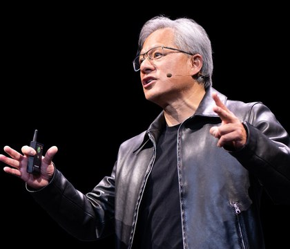 Трансляция с дипфейк Хуангом и скамом собрала в 8 раз больше зрителей чем настоящий ивент NVIDIA GTC Во время конференции NVIDIA GTC 2025 тысячи зрителей перепутали официальный стрим с поддельной трансляцией созданной с помощью нейросети На фейковом видео глава NVIDIA Дженсен Хуанг якобы объявлял о криптоинициативе для массового внедрения блокчейна призывая зрителей отсканировать QR код и отправить криптовалюту