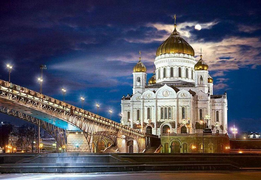 Москвичка попыталась пронести в храм Христа Спасителя порох и боеприпас. Женщину задержали В минувшую субботу странная дама пришла в главный православный храм в Москве и вела себя при этом подозрительно. Охрана остановила барышню: оказалось, что с собой она захватила почти полкило пороха и гильзу от патрона. Вызвали полицию. Задержанной оказалась 56-летняя уборщица по имени Маргарита. Сотрудникам она пояснила, что всё это "добро" она нашла случайно у себя дома. Только вместо полиции или МЧС понести почему-то решила в храм. На Маргариту возбудили уголовное дело по статье "Незаконное хранение взрывчатых веществ". Ей грозит до 8 лет колонии.