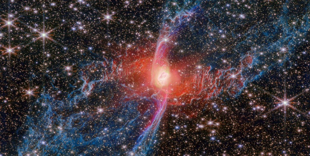 Туманность Красный Паук хранит тайну в своем центре таким может стать и наше Солнце Новая фотография сделанная с помощью космического телескопа Уэбб позволила увидеть планетарную туманность NGC 6537 также известную как туманность Красный Паук в беспрецедентных деталях Ученые считают что внутри туманности скрывается еще один объект кроме центральной звезды Подробнее читайте в нашей рубрике Фокус Наука