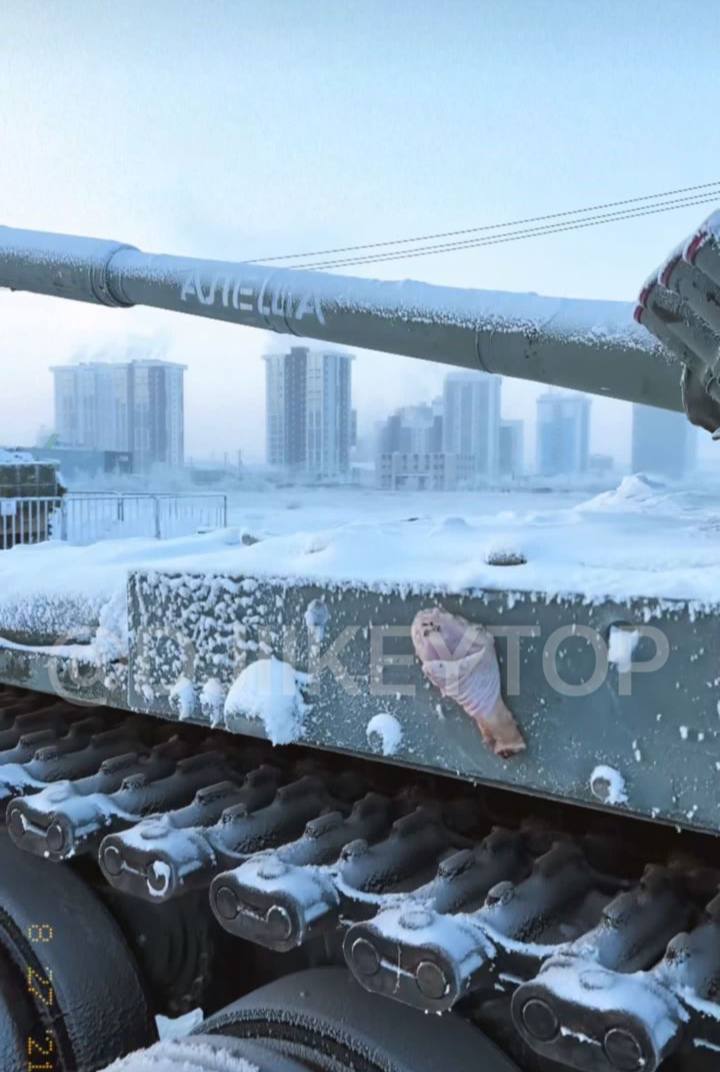 Полицией проводится проверка по факту осквернения памятного объекта в Якутске Сегодня 9 декабря т г в ходе мониторинга сети Интернет сотрудниками полиции была выявлена информация об осквернении памятника мемориального объекта Танк Алеша расположенного на территории Мультимедийного исторического парка сообщает МВД Поясним что сегодня в канале djiikeytop было размещено фото известного автора из запрещенной сети rozenswarchen хулиганы прилепили к танку Алеша стоящему у исторического парка Россия моя история куриную голень В настоящее время по данному факту полицией проводится проверка направленная на установление всех обстоятельств произошедшего а также лиц причастных к противоправным действиям МУ МВД России Якутское напоминает что любые действия направленные на осквернение памятников могут быть квалифицированы как дискредитация использования Вооруженных Сил Российской Федерации что влечет за собой как административную так и уголовную ответственность сообщает пресс служба МУ МВД России Якутское sakhaday