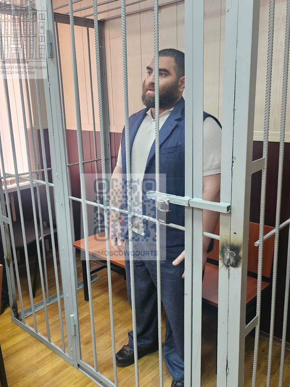 Блогеру Арсену Маркаряну продлили арест по делу об оскорблении памяти защитников Отечества Маркарян был задержан 23 августа в Подмосковье Он прятался в багажнике автомобиля пытаясь замаскироваться с помощью надувной лодки Машину остановили инспекторы дорожно патрульной службы после чего Маркаряна доставили в полицию а затем в Следственный комитет 25 августа блогер был арестован Подпишись на Агентство Москва Мы в МАХ