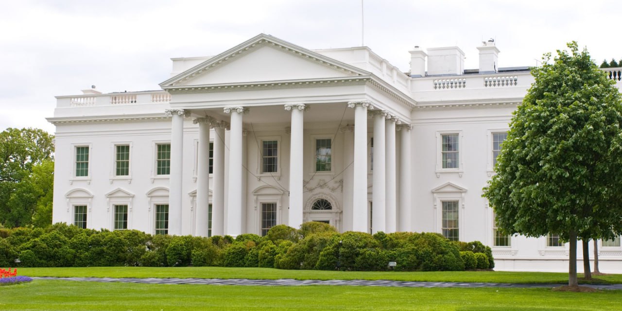 Согласно данным из Белого дома, Трамп убежден, что Министерство юстиции и ФБР должны обнародовать информацию по делу Эпштейна, если таковая имеется у них в наличии.