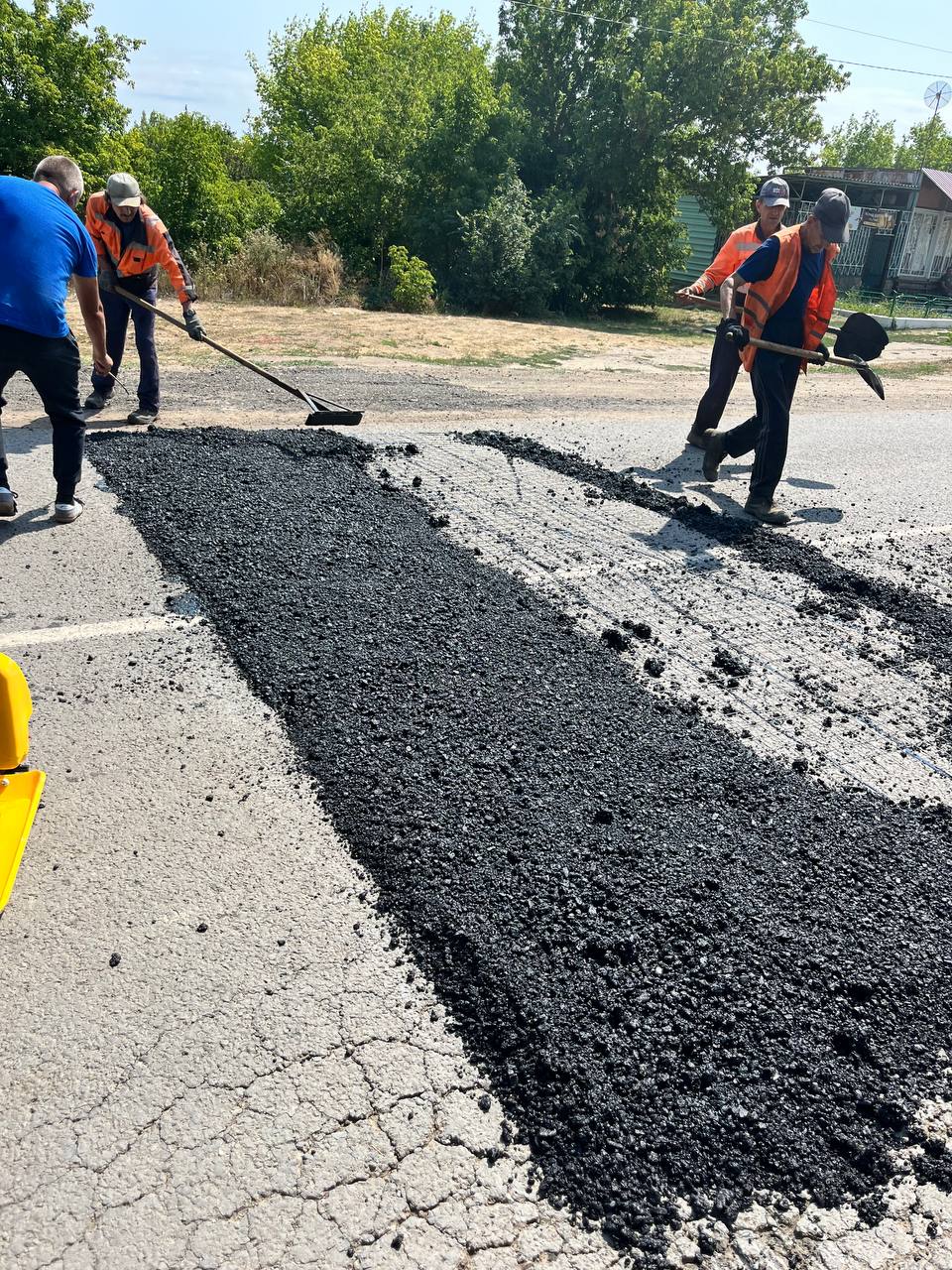 Работники подрядной организации выполнили работы по устройству искусственных дорожных неровностей и установке соответствующих знаков в районе учебного заведения в с. Мусиевка на автодороге межмуниципального значения 43Н-050 Никольское – Морозовка – Мусиевка – Бараниковка.   Искусственные дорожные неровности  ИДН  или, как их ещё называют «лежачие полицейские», созданные для принудительного снижения скорости транспортных средств в местах, где это необходимо, повышая безопасность участников движения и снижая количество аварийных ситуаций на дороге. Их основная функция – принудительное снижение скорости транспортных средств, что позволяет значительно уменьшить риск возникновения ДТП.   Призываем водителей быть внимательными и соблюдать скоростной режим в местах расположения ИДН.