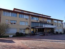 В хозяйстве Подольского Калининградской области снова наводят порядок прокуроры По публикации в СМИ об обезвоживании населённого пункта организована прокурорская проверка По предварительным данным проблема в скважине которую перед зимой затеяли чистить и ремонтировать Работы затянулись при этом власти не организовали подвоз питьевой воды Ранее прокуратура вернула отопление в четыре многоэтажных дома в посёлке Васильково того же района Чем занимается гурьевская администрация во главе с Сергеем Подольским пока надзорный орган решает коммунальные проблемы населения непонятно Источник