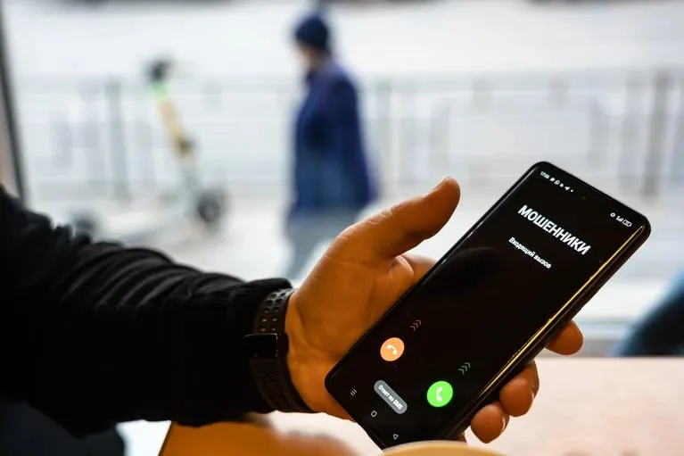 В арсенале у мошенников появился новый метод SMS бомбин Как предупредили эксперты при нем телефон жертвы забивают множеством сообщений за короткий срок Атака идет следующим образом специальные программы массово вводят номер телефона жертвы на сайтах десятков интернет магазинов аптек и сервисов услуг В результате человеку на телефон обрушивается шквал смс сообщений с кодами подтверждения В момент паники владельца телефона с ним связывается злоумышленник под видом службы безопасности Потом он убеждает абонента сообщить конфиденциальную информацию или перевести деньги на якобы безопасный счет для предотвращения взлома Подписаться на truekpru Читать нас в MAX