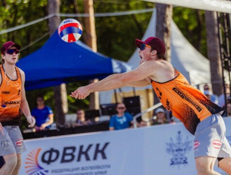 Обнинские пляжники взяли "бронзу" второго этапа Чемпионата России В Краснодаре завершился второй этап чемпионата России по пляжному волейболу. В матче за третье место отличились спортсмены из клуба "Обнинск". Дмитрий Веретюк и Фёдор Сабаев обыграли пару команды "Проснег" - Тарас Мыськив/Максим Сиволап. Игра завершилась со счётом 2:0. Дмитрий Веретюк и Фёдор Сабаев пополнили свою коллекцию наград бронзовыми медалями.