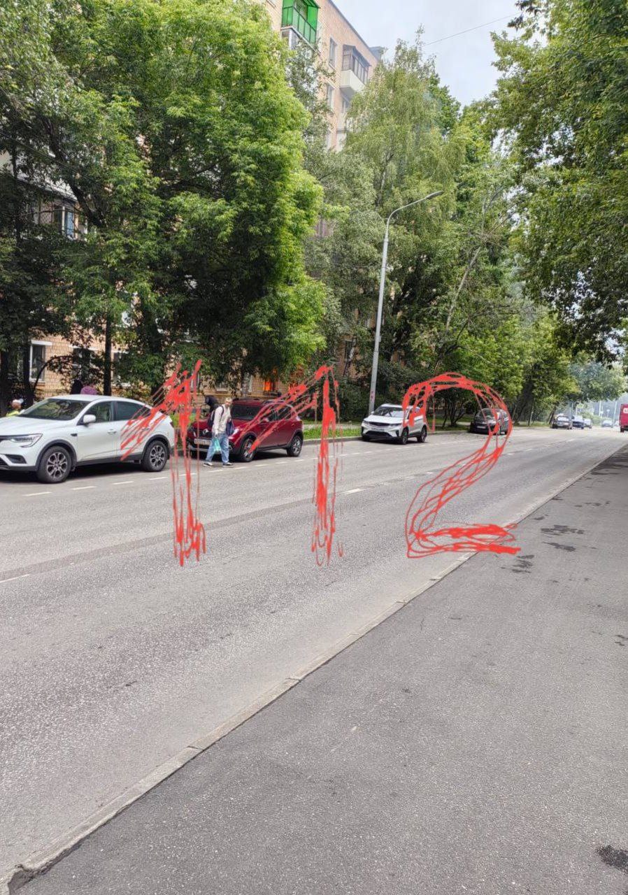 Взрыв прогремел в жилом доме на Учинской улице в Москве, сообщает источник 112. По предварительной информации, причиной инцидента стал взрыв газового баллона во время проведения ремонтных работ. В результате происшествия один человек погиб, еще двое получили ранения. На месте работают экстренные службы.