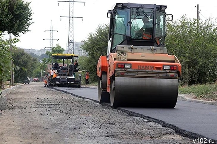 В Волгоградской области в городе Краснослободск власти готовятся отремонтируют дорогу местного значения к посёлку Вторая Пятилетка Работы должны развернуться в течение ближайших 11 месяцев и охватят сразу два участка общей протяжённостью 1 7 километра подъезды к СНТ Колос и к туристическому кластеру Новая Бакалда Соответствующий аукцион накануне был опубликован на Госзакупках Ранее муниципалитет провёл обследование дороги и констатировал её аварийное состояние Согласно проектно сметной документации здесь запланирована вырубка зелёных насаждений и планировка территории вынос сетей электроснабжения связи и газопровода фрезерование и укрепление основания дороги а также укладка нового многослойного асфальтобетонного полотна Также здесь будет обустроен пешеходный тротуар и обеспечена безопасная с точки зрения влияния на экологию ливневая канализация Для безопасности автолюбителей предусмотрено обустройство сети уличного освещения нанесение разметки и установка дорожных знаков На эти цели из бюджета города выделена кругленькая сумма в размере 224 млн рублей