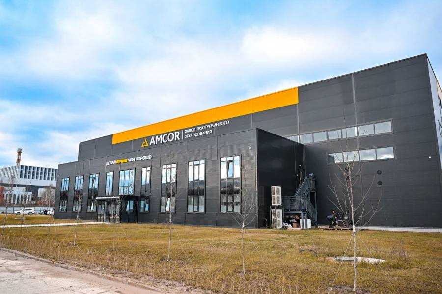 В Татарстане запустили предприятие по производству и ремонту газотурбинного оборудования почти за 1 млрд рублей Завод газотурбинного оборудования в Зеленодольске входит в группу компаний Амкор Он стал первым якорным резидентом нового промпарка Турбина Новое предприятие оснащено уникальным для России оборудованием включая комплексы лазерной наплавки 3D сканирования и собственную лабораторию неразрушающего контроля Мощности завода позволяют осуществлять полный цикл работ от восстановления до производства критических компонентов горячего тракта для турбин Siemens и General Electric Подробнее