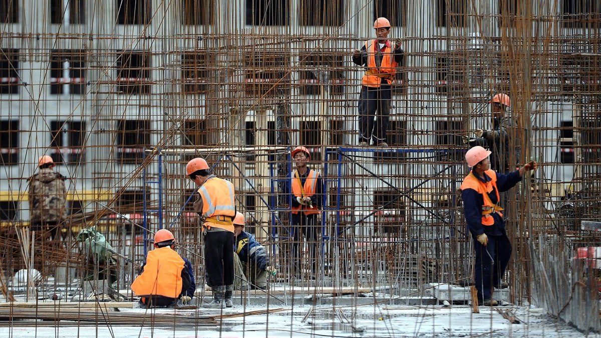 Министерство внутренних дел России будет в автоматическом режиме получать от налоговой информацию о доходах мигрантов Как передает ТАСС такое положение содержится в распоряжении правительства Сведения будут брать из отчетности компаний по страховым взносам Мера нужна для борьбы с фиктивным трудоустройством иностранцев на территории РФ Ответственными назначены Министерство финансов Федеральная налоговая служба МВД и Министерство иностранных дел России при участии правительства Москвы Срок исполнения до 1 декабря 2026 года ruoxuaz МВДРоссии доходымигрантов налоговаяинформация   Новости Азербайджана Написать нам