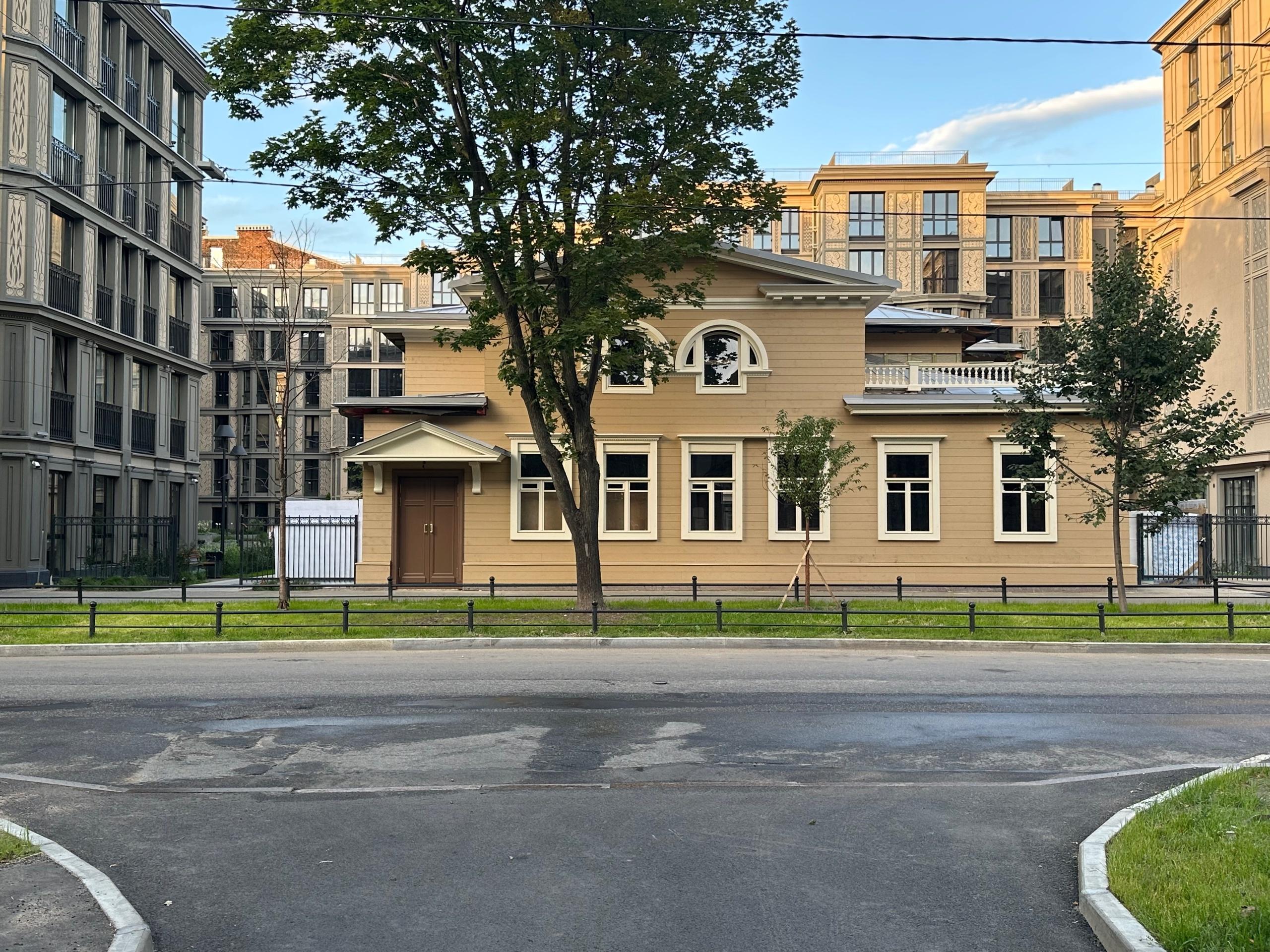 С блокадной «витаминной аптеки» на Васильевском острове сняли леса Особняк Бремме на 12-й линии Васильевского острова, долгое время простоявший в лесах, показал свой отреставрированный фасад.