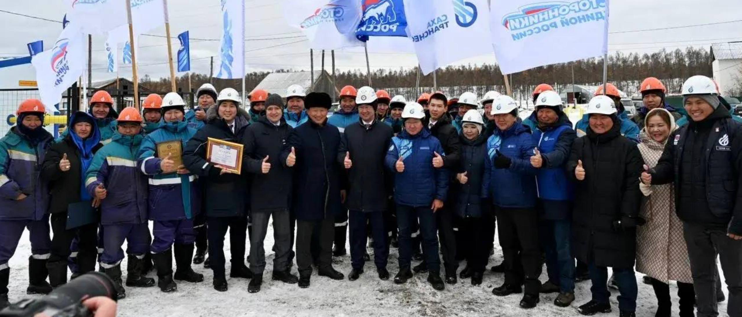 Абсолютный рекорд Сахатранснефтегаз построил 396 км газопроводов за год На совещании по предварительным итогам финансово хозяйственной деятельности АО Сахатранснефтегаз за 2025 год и планам на 2026 год у главы Якутии Айсена Николаева констатировали что национальная нефтегазовая компания установила абсолютный рекорд в новейшей истории газификации республики 396 километров за год построенных газопроводов Это результат колоссальной работы в суровых климатических условиях на гигантских расстояниях и в предельном темпе Севера а также высокий уровень инженерной школы управленческой собранности и ответственности перед республикой и людьми В результате сегодня по темпам газификации республика занимает шестое место в стране и первое на Дальнем Востоке На данный момент работы по газификации активно идут в Алданском Ленском Нерюнгринском и Олёкминском районах По итогам совещания глава Якутии Айсен Николаев поблагодарил генерального директора Алексея Колодезникова и весь коллектив Сахатранснефтегаза за профессионализм и реальный вклад в развитие Якутии Подписывайтесь на ТР в MAX ВКонтакте Telegram