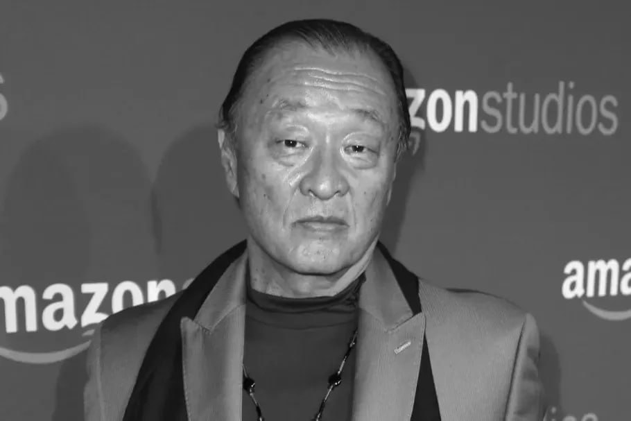 Актёр Кэри Хироюки Тагава Шанг Цзун из Mortal Kombat скончался в 75 лет В легендарной франшизе артист сыграл злого колдуна По данным Variety мужчина умер от осложнений вызванных инсультом  Первую роль в кино Тагава получил в фильме Бернардо Бертолуччи Последний император Вскоре после этого он сыграл злодея Квана в фильме о Джеймсе Бонде Лицензия на убийство РЕН ТВ в Telegram в MAX