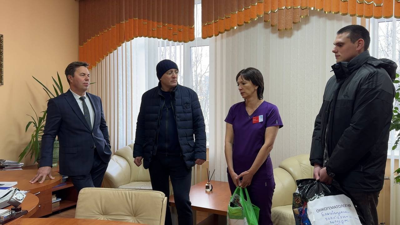 Амурчанин излечившийся от рака привез подарки онкобольным детям В Приамурье завершилась ежегодная благотворительная акция Коробка храбрости Финальные 30 пакетов и коробок с игрушками настольными играми наборами для творчества и развития активисты во главе с депутатом Госдумы Вячеславом Логиновым доставили в Амурскую областную детскую клиническую больницу где на январские каникулы остались чуть более 300 детей разных возрастов Большинство в отделениях хирургического профиля Вместе с организаторами новогодней акции в АОДКБ отправился бывший пациент онкогематологического отделения Преподаватель Благовещенского политехнического колледжа Андрей Магазинский не только приобрел подарки для ребят со сложными диагнозами но и очень хотел передать им пожелание слушать медиков и обязательно верить в победу над болезнью Будучи ребенком он сам провел в этих стенах шесть лет борясь с острым лимфобластным лейкозом Активисты организовали для молодого человека встречу с лечащим врачом Продолжение ТЕЛЕПОРТ РФ здесь все об Амурской области  Мы в МАХ  Написать нам