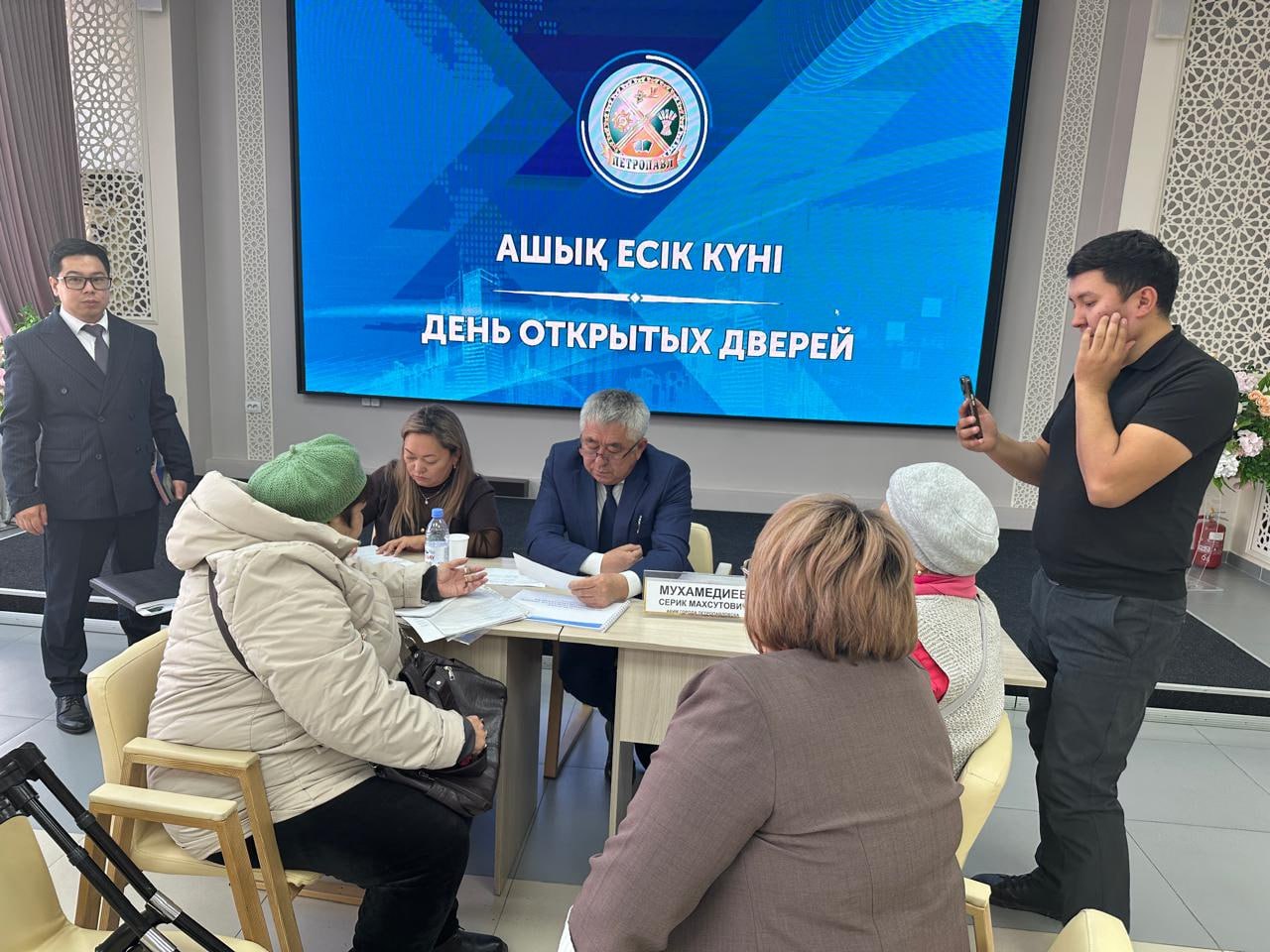 Бизнесменам предложат украсить город к Новому году В этом году Петропавловск к Новому году помогут украсить сами предприниматели для них объявят конкурс на лучшее праздничное оформление Об этом во время дня открытых дверей рассказал аким города Серик Мухамедиев сообщает Петропавловск news Несмотря на то что за окном ещё по осеннему тепло и даже не пахнет снегом Новый год уже не за горами Самое время задуматься о праздничном оформлении На приёме у акима Петропавловска во время дня открытых дверей жители домов по адресу проезд Жамбыла 1а и 1б рассказали что хотят повесить гирлянды во дворе чтобы создать соседям новогоднее настроение Градоначальник идею поддержал и добавил что в этом году украшать Петропавловск к празднику предложат предпринимателям Если я за первое место заплачу условно два миллиона тенге а украсить бизнес можно и в пятьсот тысяч это уже будет стимул сказал Серик Мухамедиев Основные улицы нужно оформлять Это центральные магистрали и улицу Конституции Город каждый год достаёт старые игрушки подкрашивает но это уже надоедает Тем более сейчас идёт реконструкция улицы её расширили Улица должна быть свободной а здания подсвеченными По словам акима в этом году среди предпринимателей проведут конкурс на лучшее новогоднее оформление Победители получат денежные призы Так что петропавловцы уже скоро смогут увидеть город в праздничном убранстве ярком обновлённом и с атмосферой настоящего праздника Автор Евгения Кочевая новостиСКО СКОновости новостиКазахстана новости новостиПетропавловска