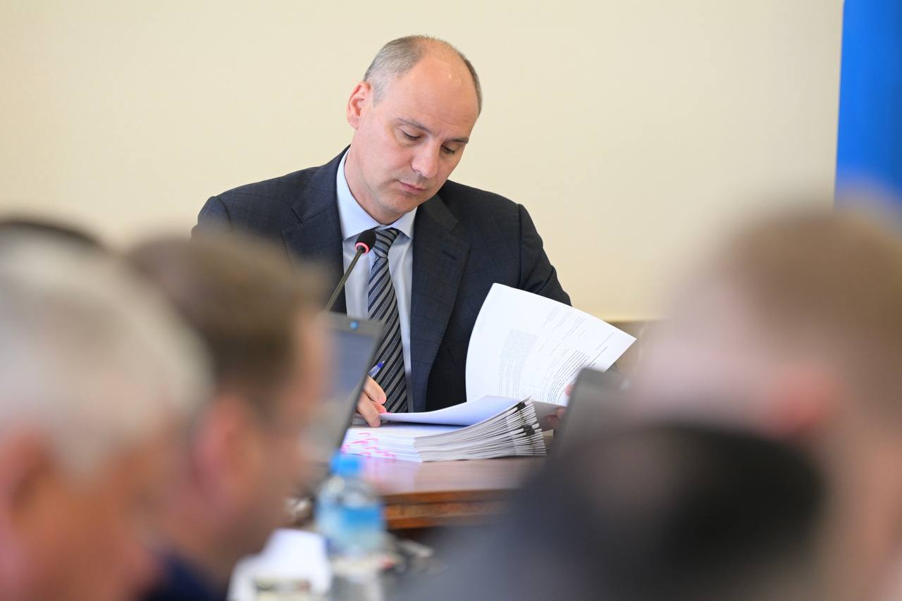 Врио губернатора Свердловской области Денис Паслер в ходе заседания областного правительства 14 августа поставил задачу ускорить темпы ремонтных работ на объектах образования в муниципалитетах  В Камышлове продолжается капитальный ремонт школы № 58. Работы в здании начальной школы должны быть завершены до 20 ноября, в здании старшей — до 5 декабря.   «Сейчас фиксируется отставание от графика, есть риск не успеть закончить работы в установленный контрактом срок. Напоминаю: если подрядчик не справляется, необходимо незамедлительно принимать меры. Как минимум увеличивать количество специалистов на площадке, как максимум — менять подрядную организацию», – сказал Денис Паслер.  Врио губернатора региона поручил главе муниципалитета лично отслеживать темп работ и количество рабочих на объекте — чтобы уложиться в сроки без потери качества.  Он также поставил задачу главе Верхнего Тагила ввести до конца текущего года школу №4, где ремонт идёт с небольшим отставанием от графика. Для этого нужно нарастить число специалистов.  Денис Паслер контролирует исполнение поручения Президента России о проведении капремонта в общежитии №1 Краснотурьинского индустриального колледжа.  «Часть стены здания находится в аварийном состоянии. Проектно-сметная документация должна быть подготовлена до января 2026 года, договор уже заключён. Предварительная стоимость комплексного капремонта – около 210 миллионов рублей» – сказал врио губернатора региона