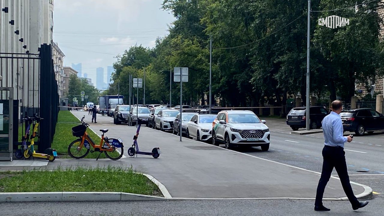 Улица Правды в Москве перекрыта, предположительно, из-за проверки подозрительной "Газели" возле центрального хранилища Банка России, передает корреспондент "Вестей".