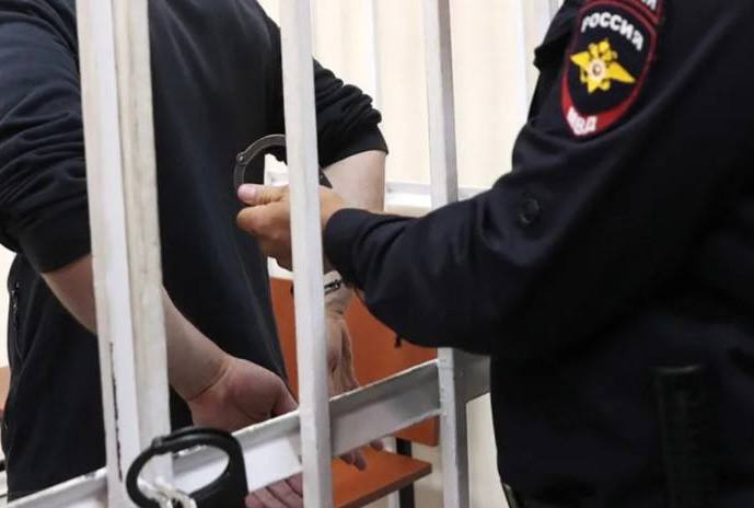 В Екатеринбурге вынесен приговор участнику банды за совершение убийств в том числе по найму 25 лет назад Железнодорожной районный суд г Екатеринбурга на основании доказательств представленных государственным обвинителем вынес приговор по уголовному делу в отношении бывшего оперуполномоченного УВД Кировского района г Екатеринбурга 1969 г р являвшегося участником банды которая в период с октября 1999 года по ноябрь 2000 года осуществляла преступную деятельность на территории г Екатеринбурга Мужчина признан виновным в совершении преступлений по пп а ж з ч 2 ст 105 УК РФ убийство двух или более лиц совершенное с особой жестокостью по найму сопряженное с разбоем и бандитизмом группой лиц а также группой лиц по предварительному сговору По версии следствия начальником отделения по незаконному обороту наркотиков при УВД Кировского района г Екатеринбург в период с октября 1999 года по ноябрь 2000 года организована устойчивая вооруженная группа банда В ее состав вовлечены два оперуполномоченных УВД Кировского района г Екатеринбурга включая осужденного 1969 г р Последний в свою очередь вовлек в нее еще двоих соучастников В июне 2000 года узнав что по жалобе мужчины ведущего асоциальный образ жизни возбуждено уголовное дело о превышении должностных полномочий в отношении оперуполномоченных участники банды решили убедить его изменить показания С этой целью они прибыли к сооружению тепловой камере расположенной недалеко от дома по ул Новгородцевой Зайдя в нее и увидев помимо потерпевшего троих его знакомых соучастники сказали всем лечь на землю Мужчина попытался сбежать в связи с чем осужденный 1969 г р из гладкоствольного оружия произвел выстрелы в сторону мужчины а его соучастники произвели выстрелы в сторону троих знакомых потерпевшего Однако один из пострадавших был обнаружен случайными лицами и ему оказана своевременная медицинская помощь Трое других в результате ранений скончались В октябре 2000 года осужденный и участники банды за денежное вознаграждение в сумме не менее 1 тыс долларов США совершили убийство екатеринбуржца В ноябре 2000 года узнав что в г Екатеринбург прибывает ранее им знакомый с крупной суммой денег для закупки товаров участники банды включая осужденного 1969 г р напали на него и его знакомую у дома по ул Пехотинцев в г Екатеринбург и совершили убийство последних похитив сумку с денежными средствами в сумме не более 250 тыс рублей Мужчина вину в инкриминируемом преступлении признал в полном объеме Железнодорожный районный суд г Екатеринбурга суд назначил виновному наказание в виде 9 лет лишения свободы с отбыванием в исправительной колонии строгого режима