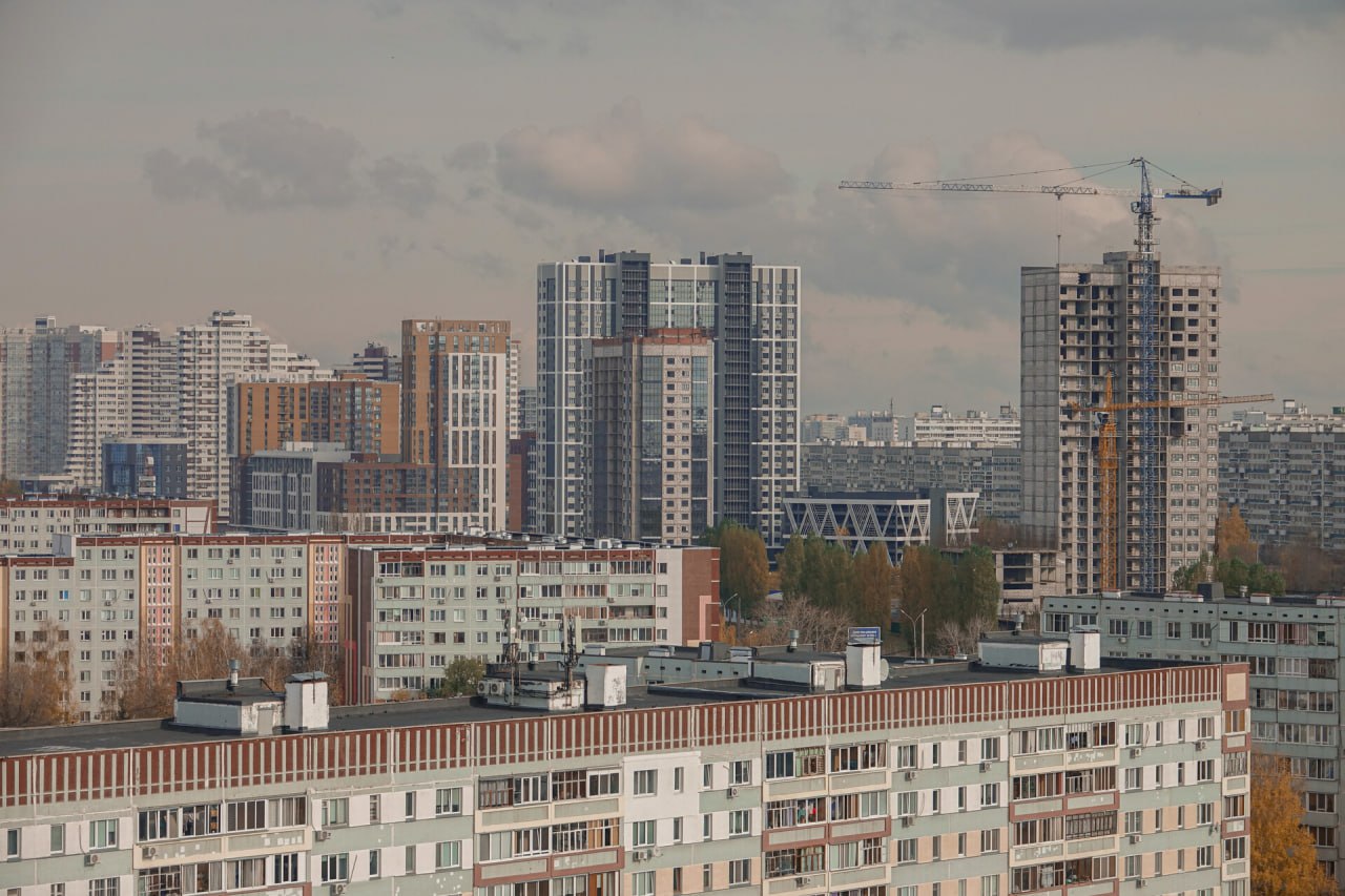 Татарстан вошел в антирейтинг регионов по доступности ипотечного взноса Новое исследование СберИндекса раскрывает серьезный вызов с которым сталкиваются жители Татарстана при попытке войти на рынок недвижимости Согласно расчетам аналитиков лишь 5 2 работающих граждан республики способны за два года накопить сумму необходимую для первоначального взноса по ипотеке Этот показатель оказался существенно ниже среднероссийского уровня который составляет 8 3 и поместил Татарстан в список регионов с наиболее затрудненной возможностью накоплений Подробности в материале на сайте Челнинских известий