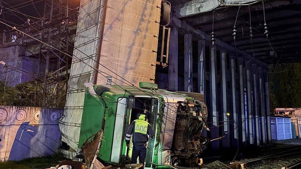 Появились подробности ДТП с грузовиком рухнувшим на железнодорожные пути в Симферополе В Симферополе на водителя грузовика Volvo упавшего на железнодорожные пути составили три административных протокола Об этом сообщили в пресс службе крымского МВД Напомним вечером 29 октября на улице КИМ многотонная фура пробила ограждение моста и упала вниз прямо на железнодорожные пути Кузов находился в вертикальном положении В результате пострадал водитель грузовика Спасатели помогли ему выбраться из кабины Пострадавшего увезли в больницу На месте происшествия работали сотрудники МЧС Госавтоинспекции администрации Симферополя и Крымской железной дороги Сообщалось что фуру планируют эвакуировать с путей Из за ЧП задержали два поезда отбывавшие из Крыма В полиции рассказали что мужчина 1958 года рождения е Подробнее