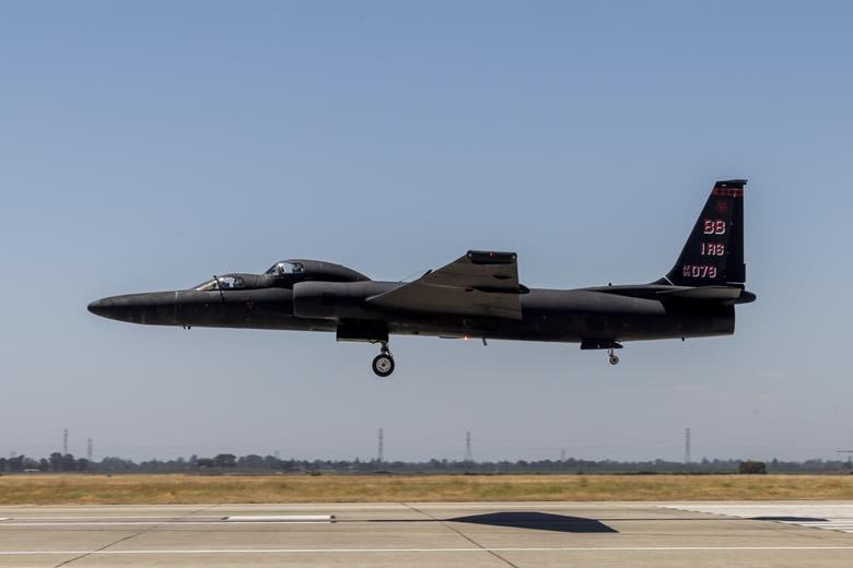 U-2 побил рекорд дальности через семь десятилетий службы  Легендарный высотный разведчик Lockheed Martin U-2 установил новое достижение по продолжительности полёта. Тренировочный TU-2S провёл в воздухе свыше 14 часов, преодолев 11.110 километров над континентальными штатами Америки.  Вылет состоялся 31 июля с авиабазы Beale в Калифорнии и продемонстрировал возможности машины "за пределами известных ограничений". ВВС США отмечают, что экипаж работал на грани физиологических возможностей, используя специальные скафандры.  Рекордный полёт был выполнен на фоне планов списания этого типа самолётов со службы к 2026 году. Пентагон намерен вывести из эксплуатации 24 U-2S и 3 учебных машины, перераспределив выполняемые ими задачи на другие разведывательные платформы.  Генерал Дэвид Аллвин в мае заявил сенату, что высотная машина времён Холодной войны не соответствует современным требованиям разведки.  Однако Конгресс может вмешаться для сохранения уникального самолёта, как это уже случалось ранее. Окончательное решение будет принято при утверждении оборонного бюджета на 2026 финансовый год.    US Air Force  #Постфактум     Онлайн-проект eMAKS