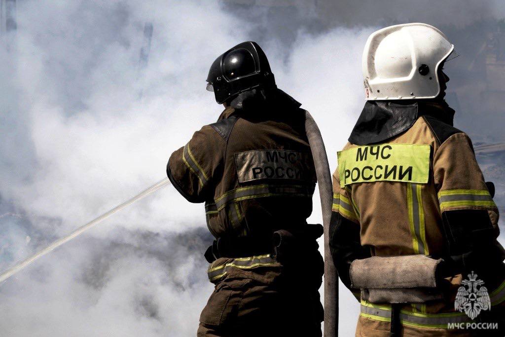 #Официально Информация от МЧС России 5 июля в 19:21 поступило сообщение о пожаре по адресу: г.о. Самара, Красноглинский район, Южный поселок, 18. Прибывшими подразделениями установлено, что происходит горение плавучей бани на площади 150 квадратных метров. Постардавших нет. Для ликвидации возгорания привлекаются 38 специалистов и 12 единиц техники. 19.56 пожар локализован. 20.07 пожар ликвидирован.