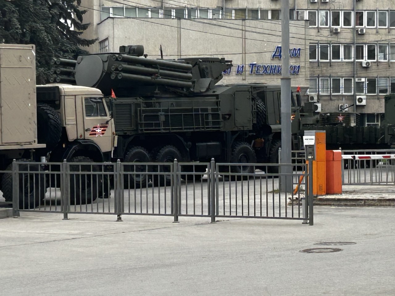 Сейчас на площади Ленина в Туле проходит репетиция театрализованной части празднования Дня Победы Генеральная репетиция Парада Победы запланирована на 10 часов утра. К движению готовится колонна военной техники.