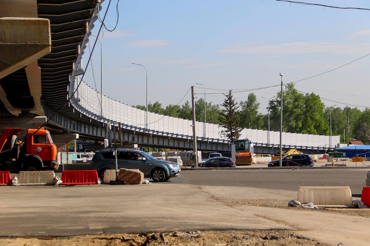 На стройке барнаульской развязки закипела работа Бригада Центрального ДСУ приступила к устройству въездов на металлическую эстакаду. В ближайшее время начнется подготовка к бетонированию оставшегося отрезка тоннеля, рассказали в краевом минтрансе. Кстати, объект на днях посетил министр транспорта Алтайского края Андрей Подолян. Напомним, исполнителю предстоит завершить бетонирование тоннеля, укладку асфальтобетонного покрытия на оставшихся участках большого транспортного кольца – в Ленточном Бору, на Змеиногорском тракте и внутри тоннеля. Кроме того, подрядчик должен успеть смонтировать освещение и пешеходные ограждения, установить шумозащитные экраны и очистительные сооружения, а также провести благоустройство территории. Что происходит на развязке — смотрите в нашем фоторепортаже. ТОЛК