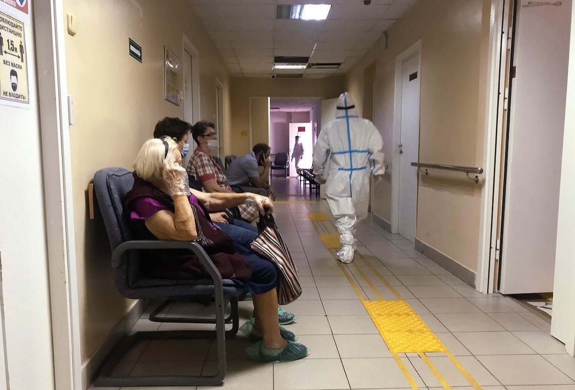 К главному врачу Николаевской больницы пришли с обысками по делу Ориент 6 октября сотрудники правопорядка провели обыски у главврача Николаевской больницы Дмитрия Решетника посетив его квартиру и медучреждение Об этом сообщает 78 ru Дмитрия Решетника отпустили утром и он вышел на работу Главврач проходит свидетелем по делу компании Ориент подозреваемой в мошенничестве с фиктивными документами для тендеров больницы Следствие полагает что ООО Ориент использовало фальшивые предложения для победы в контрактах на обновление системы медгазоснабжения Гендиректор компании арестован Петродворцовым районным судом Фото Евгений Павленко Коммерсантъ kommersant spb