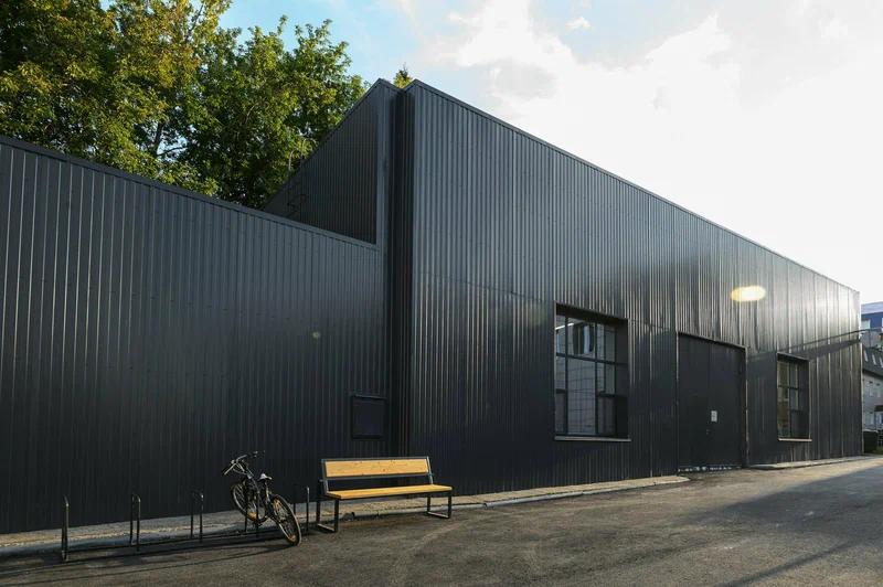 На фестивале Аваздаш который пройдет в Альметьевске с 1 по 3 ноября представят инсталляцию Три слоя скрытого Каждый вечер работа будет открывать новые образы на поверхности перед Открытыми мастерскими Посмотреть ее можно будет бесплатно   entermedia io news na festivale avazdash predstavyat installyatsiyu tri sloya skrytogo А если вы как и мы тоже собираетесь на фестиваль не забудьте воспользоваться нашим подробным гидом