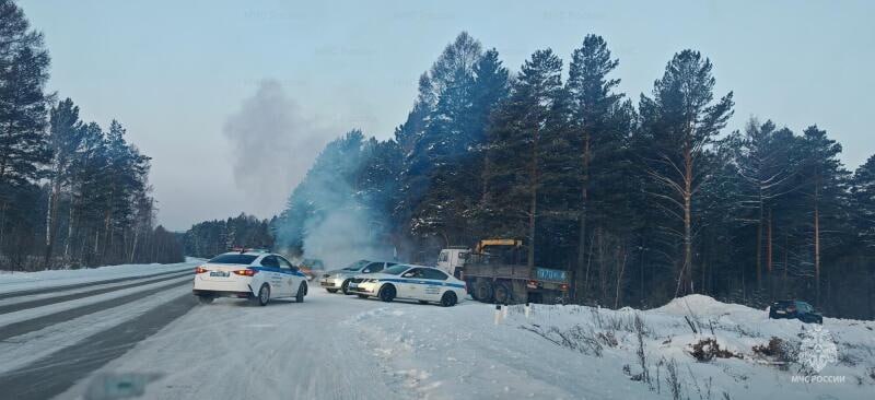 Сотрудники Госавтоинспекции и МЧС пресекли несанкционированные автомобильные гонки РСИ зимник 2026 которые планировалось провести на льду одного из карьеров близ села Введенщина Шелеховского района Как оказалось согласие необходимое для проведения гонок организаторы не получали Кроме того соревнования не были включены в календарный план спортивных мероприятий Недобросовестных организаторов на протяжении нескольких лет привлекали к административной ответственности за проведение автогонок на льду вопреки запретам Тем не менее они вновь анонсировали мероприятие зазывая любителей экстремальных видов спорта но при этом не озадачились соблюдением законов и обеспечением безопасности людей подчеркнул начальник центра ГИМС управления МЧС России по Иркутской области Андрей Карепов Подписаться на канал