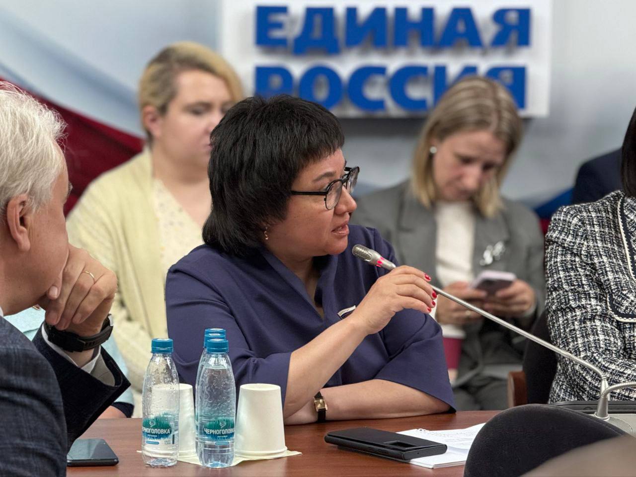 Сегодня в Госдуме прошло заседание внутрифракционной группы под руководством Адальби Шхагошева с участием генерального директора «Росагролизинга» Павла Косова Павел Николаевич рассказал об итогах работы компании и новых мерах поддержки для аграриев.«Росагролизинг» запускает программу льготного лизинга с пониженными ставками и отсрочкой платежей — это реальная поддержка для сельхозпроизводителей. Сейчас«Росагролизинг» занимает 1 место в своем сегменте. За последние годы компания заметно усилила свои позиции: 85% техники, которую получают аграрии через лизинг, — отечественного производства. В 2024 году «Росагролизинг» поставил почти 19 тысяч единиц техники, а общий парк компании превысил 55 тысяч машин. Это весомый вклад в развитие агропромышленного комплекса страны. С коллегами задали руководителю компании вопросы, которые волнуют регионы: условия лизинга, динамика цен, качество техники, внедрение новых технологий. Мой вопрос касался задач Объединенной лизинговой ассоциации и того, как ее работа помогает сделать рынок лизинга более комфортным и эффективным. В ответ Павел Николаевич подчеркнул, что ассоциация объединяет большинство участников рынка, и ее главная задача — не лоббизм, а совместный поиск решений для отраслевых проблем. Благодаря саморегулированию и обмену опытом участники рынка вместе справляются с вызовами, оперативно решают вопросы, а также совершенствуют взаимодействие с государственными органами. #ЕленаЕвтюхова #Госдума #Чукотка #ЕдинаяРоссия