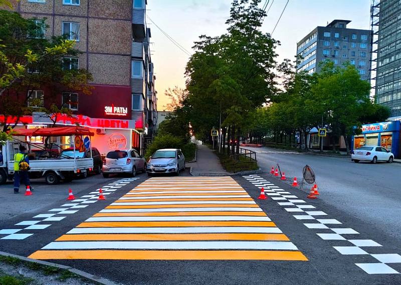 Во Владивостоке создали 32 новых безопасных перехода. Теперь они сопряжены с искусственными дорожными неровностями. Проскочить на скорости, как отмечают сами автомобилисты, уже не получится, а это значит переходить через дорогу и дети, и взрослые могут намного безопаснее. Не так давно в городе завершили работы по созданию новых переходов по 32 адресам. В этом списке – Александровича, 50в, Алеутская, 12, Батарейная, 6, Борисенко, 6, Ватутина, 12, Волховская, 15, Давыдова, 3, Днепровская, 1, Енисейская, 22, Кирова, 6, Крыгина, 82, Невельского, 31 и другие.