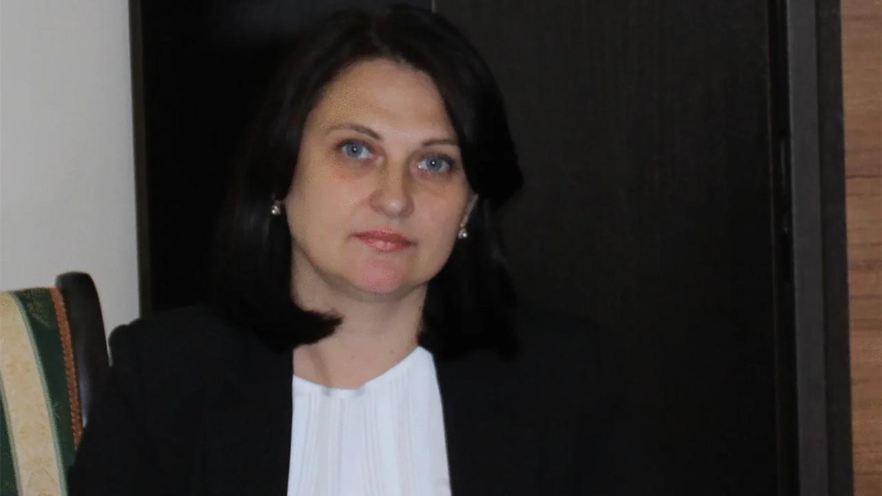В России впервые лишили адвокатского статуса на основании проживания за пределами страны Адвокат Каринна Москаленко сообщила, что адвокатская палата Ростовской области по запросу Минюста лишила статуса адвоката Ирину Гак «за то, что она по личным уважительным причинам не могла находиться в России». Ирина Гак уехала из России в 2023 году после того, как к ней пришли с обыском во время процесса активиста Анатолия Березикова, который был найден мертвым в спецприемнике. По официальной версии, активист покончил с собой. Это первый известный случай применения нового основания для лишения адвокатского статуса, добавленного в закон об адвокатской деятельности в 2024 году. Согласно поправкам, теперь адвокатская палата может лишать статуса за выезд за пределы России на ПМЖ или срок более одного года, за исключением поездки для лечения, обучения, сопровождения членов семьи или по другим уважительным причинам