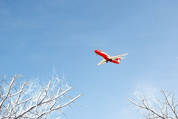 Самолет Нарьян Мар Уфа вынужденно вернулся в аэропорт вылета Самолет авиакомпании Руслайн выполнявший рейс Нарьян Мар Уфа вынужденно вернулся в аэропорт вылета из за технической неисправности Об этом сообщает РБК со ссылкой на данные пресс службе аэропорта столицы Ненецкого автономного округа НАО Также имеется информация о направлении авиакомпанией резервного борта для выполнения рейса Нарьян Мар Уфа говорится в сообщении Как отмечается воздушное судно вылетело в 10 46 aviaru net n292626