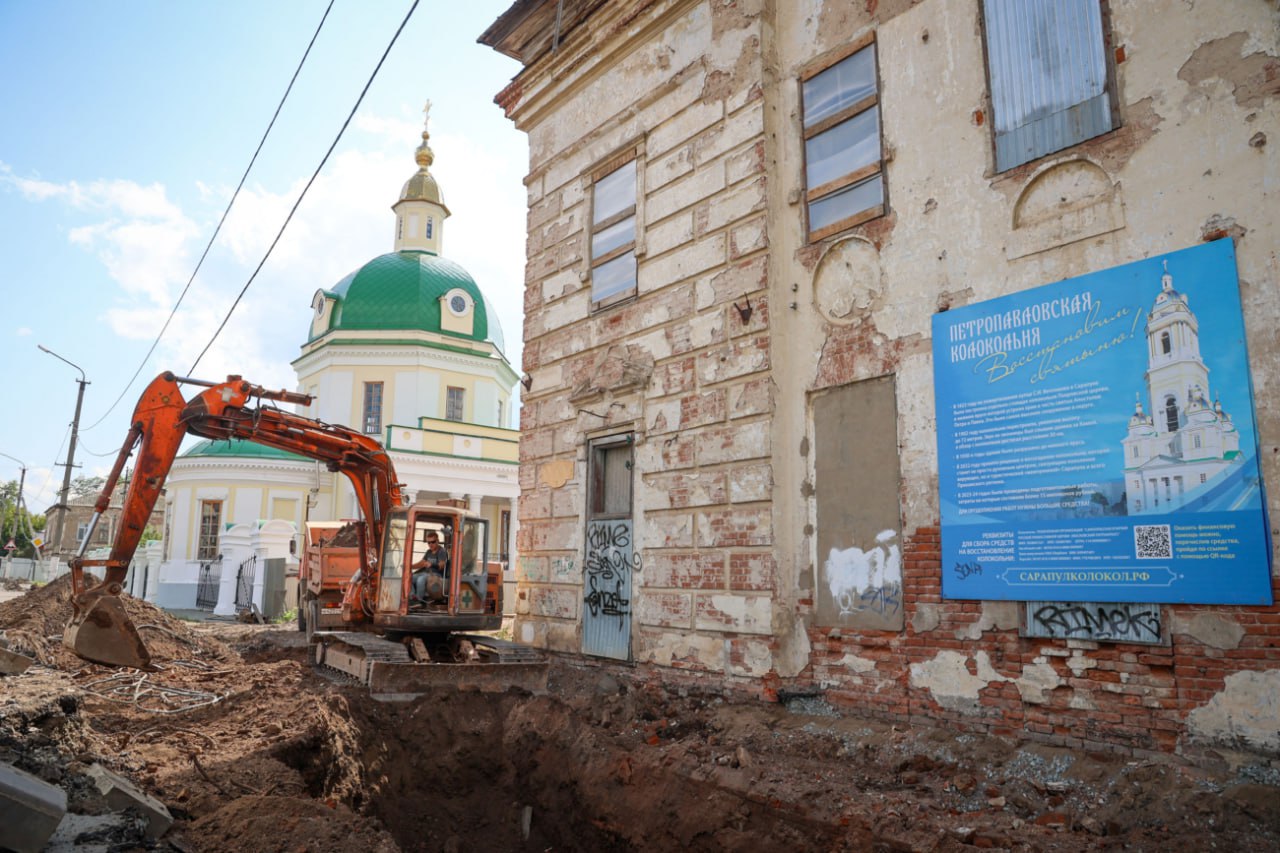 В 550 млн руб. оценивается стоимость реконструкции Петропавловской колокольни, сообщает пресс-служба Сарапульской епархии. В настоящее время завершено бетонирование трех сторон основания, начаты работы на восточной стороне. Воссозданный комплекс будет включать колокольню высотой 72 м, скульптуры ангелов и колокол весом 10 т. Колокольня восстанавливается по сохранившимся документам и фотографиям. пресс-служба Сарапульской епархии Узнать повестку дня — на сайте «Ъ-Удмуртия»