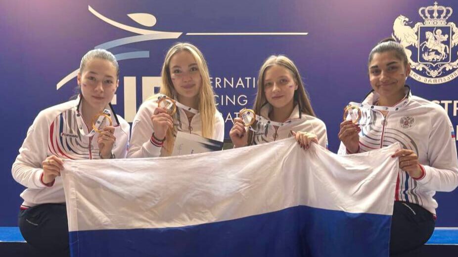 Российские саблистки выиграли этап юниорского Кубка мира в Тбилиси В финале они победили вторую команду мирового рейтинга сборную Узбекистана со счётом 45 35 Золотые медали получили Малена Кунашева Александра Михайлова Карина Таллада и Мария Третьякова news matchtv Федерация фехтования России