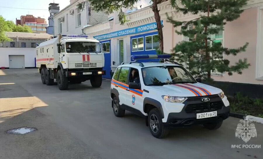 В Амурской области размыло три въезда с федеральной трассы «Амур», это произошло в Октябрьском муниципальном округе. Оперативная группа МЧС отправилась на место.  Как сообщает МЧС, в селе Романовка Октябрьского округа в результате стока дождевых вод произошло подтопление 7 приусадебных участков и 3 участков дорожного полотна:    въезд с ФАД в село на улицу Переселенческую;    въезд с ФАД в село со стороны Екатеринославки;    на въезде с ФАД в село на улице Центральной.  Проезд возможен на технике повышенной проходимости. Для уточнения и мониторинга обстановки, оказания помощи органам местного самоуправления при ликвидации последствий подтопления в Октябрьский округ из Благовещенска направлена оперативная группа МЧС Амурской области.