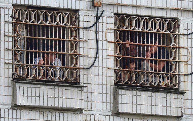 Расходы на депортацию мигрантов предложили переложить на работодателей Работодателей предложили обязать открывать специальные банковские счета предназначенные для финансирования возможного принудительного выдворения мигрантов нарушителей погашения административных штрафов наложенных на иностранных работников Такой законопроект подготовили депутаты из фракции ЛДПР под руководством лидера партии Леонида Слуцкого Леонид Слуцкий подчеркнул что нынешняя практика при которой государство вынуждено брать на себя расходы по депортации мигрантов несмотря на неисполнение ими обязательств по уплате штрафов создает несправедливую ситуацию По его мнению предприниматели использующие рабочую силу мигрантов должны самостоятельно обеспечивать выполнение санкций против правонарушителей Первая часть законопроекта устанавливает обязанность работодателей завести специальные счета Вторая вводит изменения в Кодекс об административных правонарушениях обеспечивающие автоматическое взыскание денег с предприятий в случае если сотрудник отказывается оплатить назначенный штраф лично При этом отмечается что новая мера не затронет организации трудоустраивающие высококвалифицированных иностранных специалистов Фото Евгений Биятов РИА Новости Подписаться на Российскую газету в Читать нас в MAX