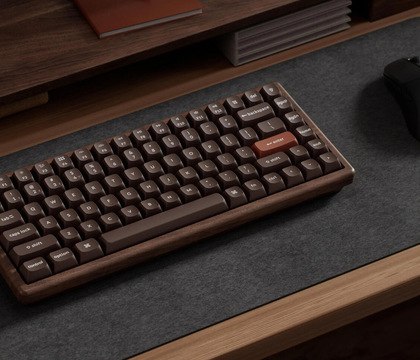 Keychron начинает продажи деревянной механики K2 HE All Wood SE с магнитными переключателями Компания Keychron расширила линейку беспроводных механических клавиатур уникальной моделью K2 HE All Wood Special Edition Новинка получила корпус из цельного орехового дерева выточенный на станке с ЧПУ темно коричневые кейкапы и акцентные вставки из золотистого анодированного алюминия