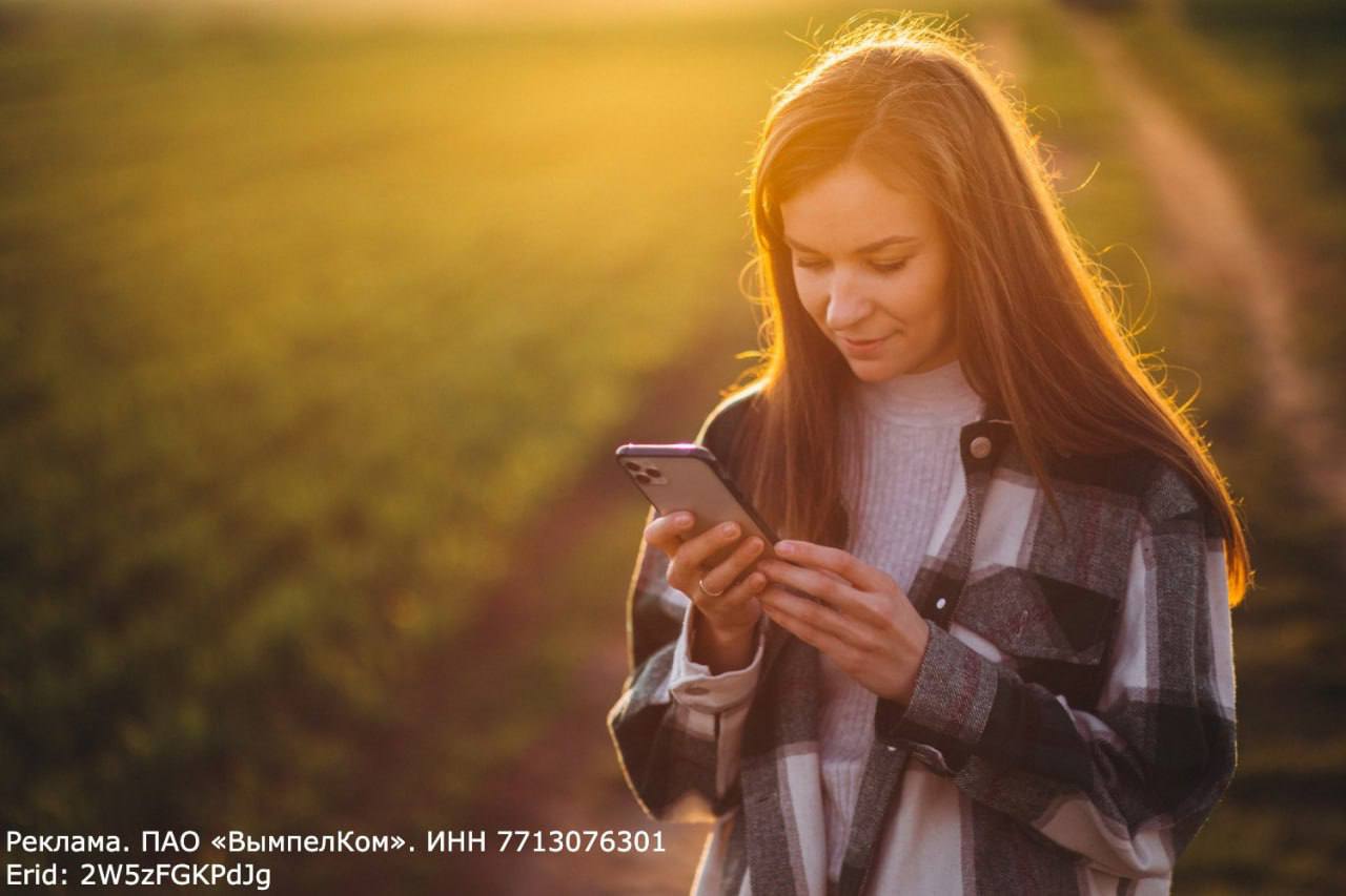 Билайн ускорил 4G в местах летнего отдыха томичей Оператор Билайн увеличил скорость 4G в селах и поселках вблизи Томска, где в летний сезон традиционно увеличивается число абонентов: Зональная Станция, Лоскутово, Апрель, Некрасово, Богашево, а также в ближайших к ним садовых товариществах и дачных обществах; с. Тимирязевское, п. Ключи, п. Мирный, с. Дзержинское, с. Октябрьское, п. Степановка. Кроме того, удалось расширить покрытие для жителей д. Кайдаловка, с. Маркелово, д. Козюлино, с. Уртам, с. Чердаты, с. Красный Яр. Теперь клиенты оператора в населенных пунктах могут с комфортом смотреть видео, слушать музыку онлайн, переводить средства и пользоваться другими современными сервисами. Увеличить скорость мобильного интернета и подготовить сеть к дальнейшему росту трафика удалось за счет оптимизации, после завершения которой средняя скорость передачи данных в Томске и Северске в сети 4G выросла на 20%.