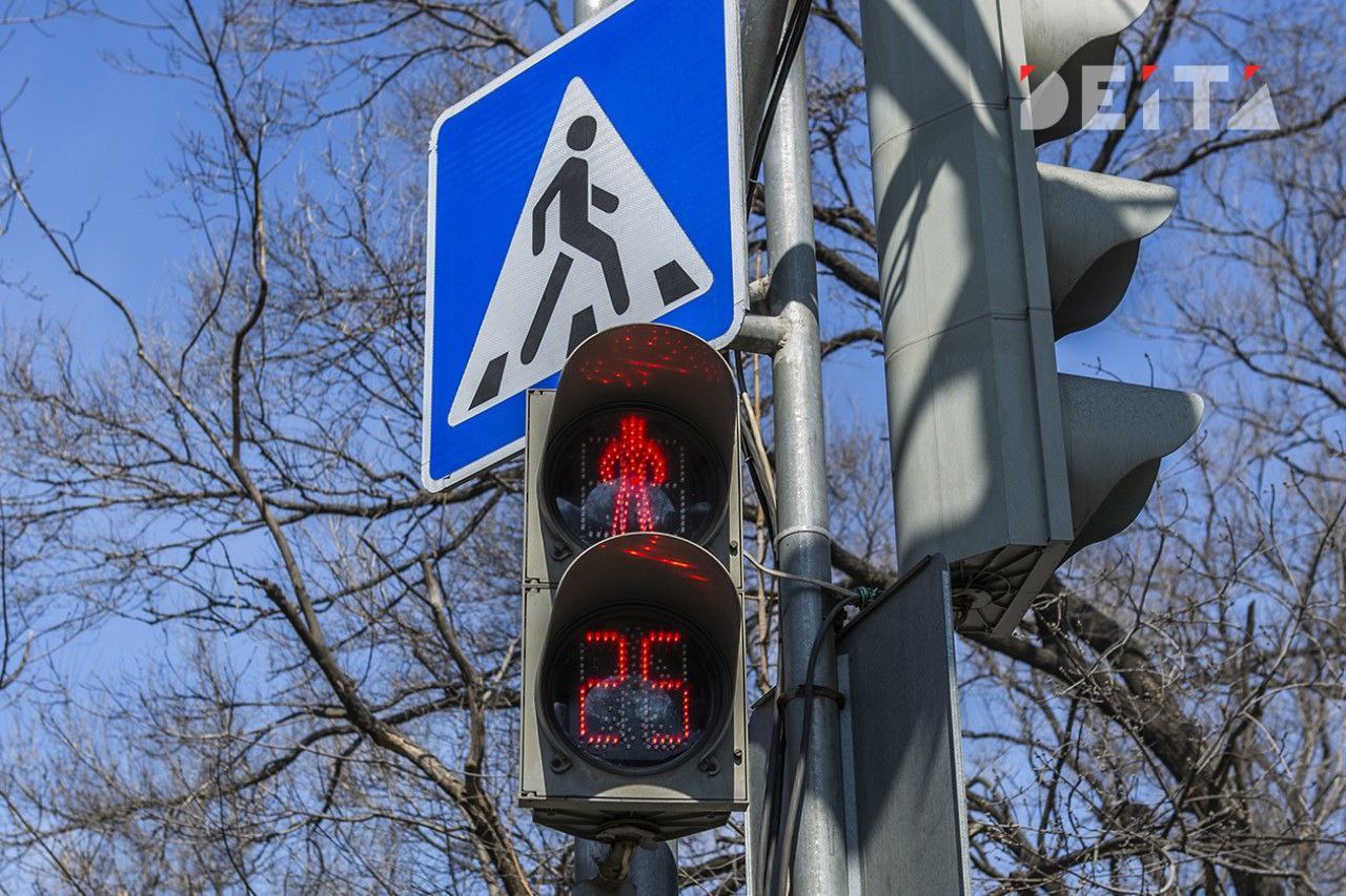 96 «умных» светофоров уже работают во Владивостоке В городе подключили к интеллектуальной системе 96 светофоров, более 200 камер и 95 детекторов транспорта. Система анализирует потоки в реальном времени и автоматически регулирует сигналы светофоров, сокращая заторы. Например, у ТЦ «Калина Молл» время ожидания для водителей уже уменьшилось. Ежегодно планируют добавлять по 15 новых камер. Параллельно внедряют информационные секции «лунные человечки» для оптимизации движения на сложных перекрестках.