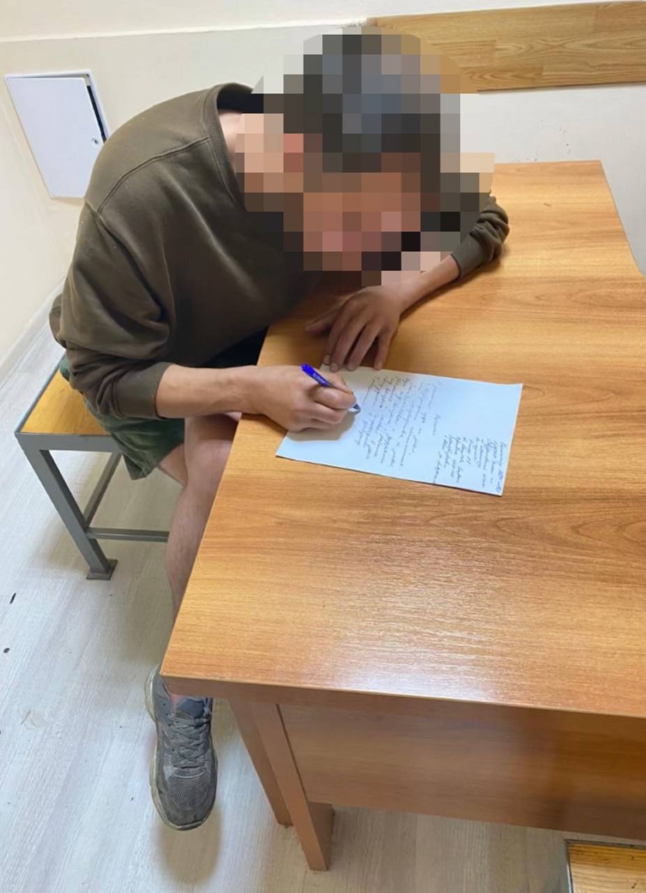 Отец чтобы не платить дочери алименты подался в бега Судебные приставы по розыску нашли должника по алиментам на вокзале и привлекли его к административной ответственности В отношении 39 летнего мужчины в Асбестовском районном отделении судебных приставов возбуждено исполнительное производство о взыскании алиментных платежей Мужчина материальной помощи ребенку не оказывал воспитанием не занимался Постоянного заработка не имел по месту регистрации не проживал Накопил долг более 2 млн рублей Объявлен в исполнительный розыск В ходе разыскных мероприятий должник обнаружен на территории вокзала г Екатеринбурга Гражданин пояснил что уволился с работы приехал из Асбеста в Екатеринбург и запьянстовал с друзьями В связи с неисполнением обязанностей по содержанию несовершеннолетней должник привлечен судебным приставом исполнителем к административной ответственности предусмотренной статьей 5 35 1 КоАП РФ Неуплата средств на содержание детей Если гражданин продолжит уклоняться от уплаты алиментов ему грозит уголовное наказание по ст 157 УК РФ