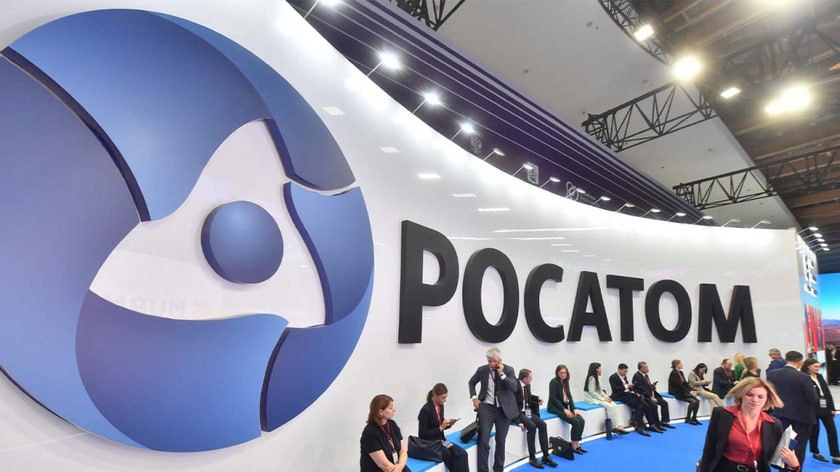 Выручка госкорпорации Росатом в открытой части в 2024 году составила 3 трлн 88 млрд рублей что на 20 1 больше чем годом ранее Увеличение выручки в открытой части составило 20 1 по сравнению с 2023 годом 3 088 трлн рублей в 2024 году что стало результатом реализации транспортных услуг ураносодержащей продукции и услуг по обогащению проектов по сооружению АЭС приобретенной электроэнергии и произведенной электроэнергии теплоэнергии и мощности а также прочих направлений сообщается в отчетности компании Затраты на охрану окружающей среды за 2024 год составили 36 44 млрд рублей рост за год 26 Социальные расходы госкорпорации за последние четыре года выросли в два раза составив 21 7 млрд рублей в 2024 году в 2021 году 11 4 млрд рублей Социальные расходы на одного работника в год возросли на 11 6 с 1 9 млн рублей в 2023 году до 2 2 млн рублей в 2024 году В 2024 году 60 расходов на реализацию социальных программ составили расходы на программы направленные на сохранение здоровья работников и поддержку здорового образа жизни