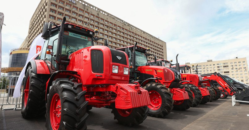 В рамках XII Форума регионов Беларуси и России в Нижнем Новгороде начала работу выставка достижений народного хозяйства и ярмарка продукции. Гостям представили как современные образцы техники, так и традиционные товары — от тракторов до ремесленных изделий и гастрономии. На стенде белорусского машиностроения рядом были представлены хорошо известный фермерский трактор Belarus 82.1 и мощный Belarus 3522, предназначенный для крупных аграрных предприятий. Также демонстрировались комбайны, автобусы и легковые автомобили. Ярмарка регионов порадовала гостей традиционной продукцией и праздничной атмосферой. В белорусских павильонах посетителей встречали с хлебом-солью, песнями и народными танцами. На площадке работали мастера гончарного и декоративно-прикладного искусства.